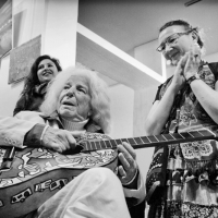 Nouka remet à Manitas de Plata la guitare peinte par Gabi Jimenez